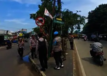 Dipasang di Ruang Publik, Puluhan Atribut Ormas di Tangsel Ditertibkan