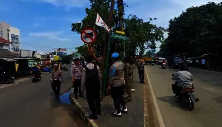 Dipasang di Ruang Publik, Puluhan Atribut Ormas di Tangsel Ditertibkan