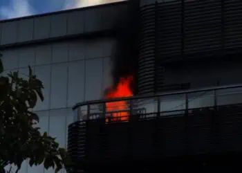 Diduga Akibat Puntung Rokok, Papan Reklame Terbakar di Lantai 3 BXC Bintaro