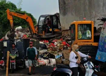 Gunungan Sampah di TPS3R Pasar Cantik Ciputat Bersih Dalam Tiga Pekan