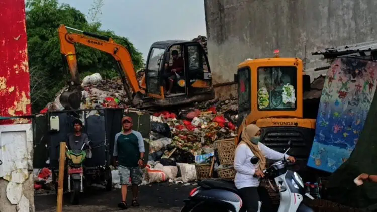 Gunungan Sampah di TPS3R Pasar Cantik Ciputat Bersih Dalam Tiga Pekan