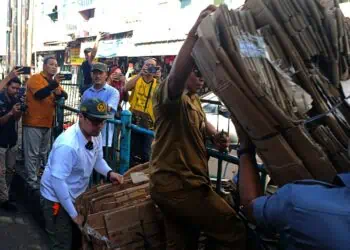 PKL di Kolong Flyover Ciputat Ditertibkan