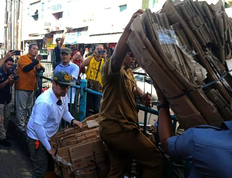 PKL di Kolong Flyover Ciputat Ditertibkan