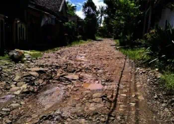 Rusak, Jalan Cihara-Sukahujan di Lebak Dikeluhkan