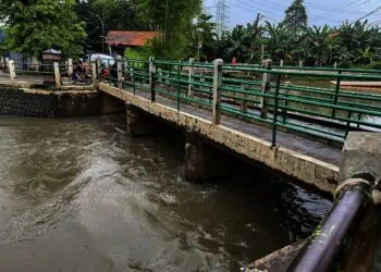 Masih Memiliki Tali Pusar, Mayat Bayi Perempuan Mengambang di Kali Bendungan Polor Cipondoh