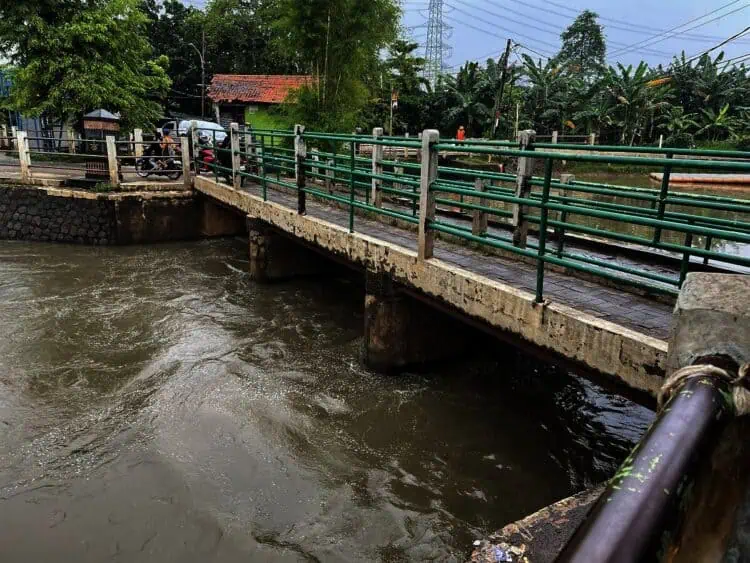 Masih Memiliki Tali Pusar, Mayat Bayi Perempuan Mengambang di Kali Bendungan Polor Cipondoh