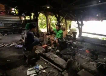 Jelang Iduladha 1446, Perajin Golok dan Pisau di Lebak Banjir Pesanan