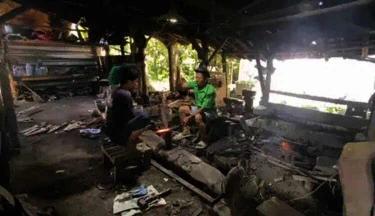 Jelang Iduladha 1446, Perajin Golok dan Pisau di Lebak Banjir Pesanan