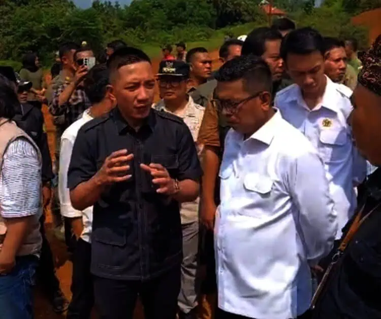 Andra Soni Temui Warga Korban Banjir Bandang Lebak, Janji Bangun Hunian Tetap