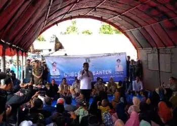 Andra Soni Dialog Bareng 94 Warga Huntara Lebak, Bagikan Paket Sembako