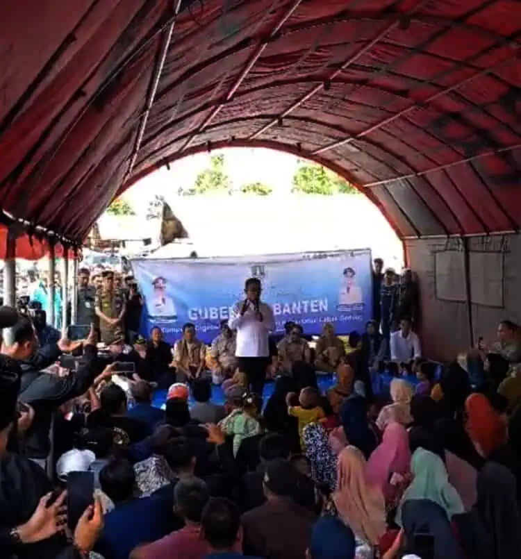 Andra Soni Dialog Bareng 94 Warga Huntara Lebak, Bagikan Paket Sembako