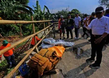 Sachrudin-Maryono Ikut Gotong Royong Bersihkan Kali Sipon Cipondoh