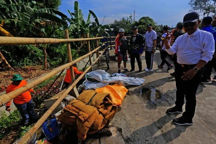 Sachrudin-Maryono Ikut Gotong Royong Bersihkan Kali Sipon Cipondoh