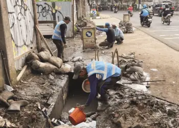 Sebabkan Genangan Air di Ciater Raya, Sampah dan Kabel Dibersihkan