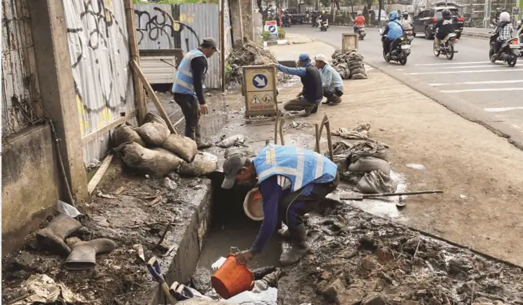 Sebabkan Genangan Air di Ciater Raya, Sampah dan Kabel Dibersihkan
