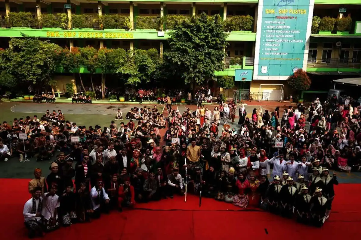 Peringati Hardiknas 2025, Upacara di SMK Pustek Serpong Gunakan Busana Adat