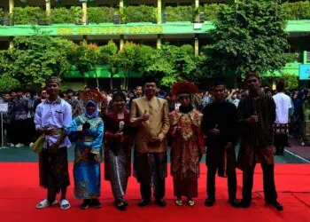 Peringati Hardiknas 2025, Upacara di SMK Pustek Serpong Gunakan Busana Adat