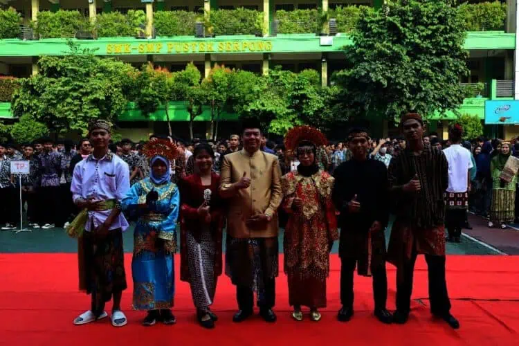 Peringati Hardiknas 2025, Upacara di SMK Pustek Serpong Gunakan Busana Adat