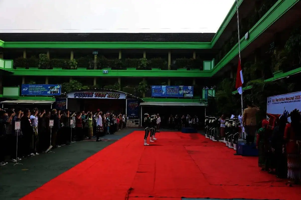 Peringati Hardiknas 2025, Upacara di SMK Pustek Serpong Gunakan Busana Adat