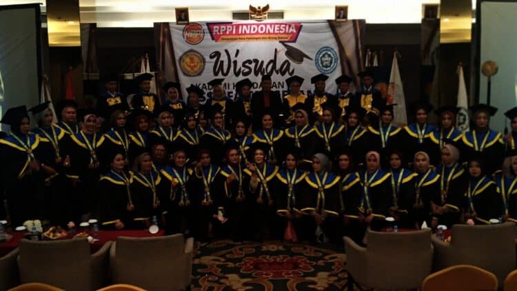 Lulusan Akbid Assyifa Tangerang Diharapkan Jadi Bidan Profesional dan Beretika