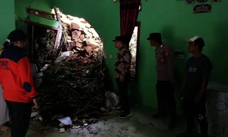 Rumah dan Sekolah di Lebak Rusak Diterjang Material Longsor