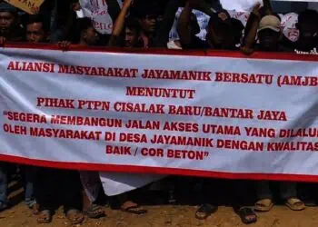 Warga di Lebak Demo Tuntut Perusahaan Sawit Perbaiki Jalan