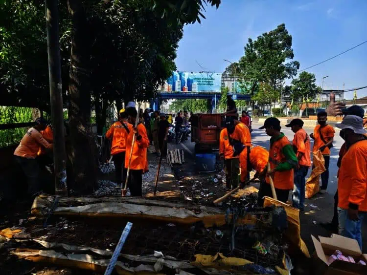 TPS Liar di Jalan MH Thamrin Dibongkar DLH Kota Tangerang