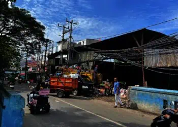 Minimnya Kesadaran Masyarakat Turut Andil Menambah Volume Sampah di Jalan Ahmad Dahlan Cipondoh