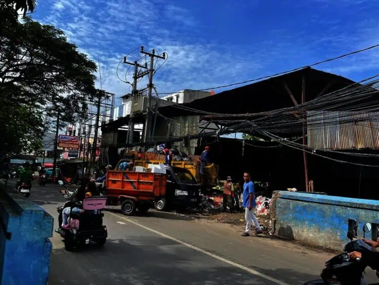 Minimnya Kesadaran Masyarakat Turut Andil Menambah Volume Sampah di Jalan Ahmad Dahlan Cipondoh