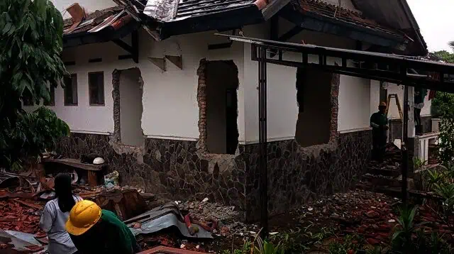 Marah Besar, Atalarik Syach Klaim Rumah dan Tanahnya yang Dieksekusi Punya Sertifikat yang Sah Marah Besar, Atalarik Syach Klaim Rumah dan Tanahnya yang Dieksekusi Punya Sertifikat yang Sah
