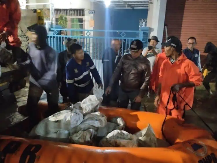 Tanggul Jebol di Cibodas Imbas Banjir, Pemkot Tangerang Tambal dengan 400 Karung Kisdam