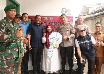 Sambut Hari Bhayangkara ke-79, Kapolres Metro Tangerang Kota Serahkan Kunci Rumah untuk Warga Jatiuwung