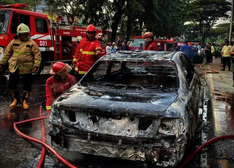 Mobil Sedan Terbakar Akibat Korsleting Listrik di Serpong Utara