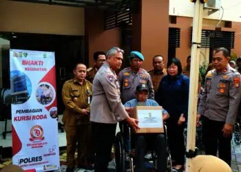 Polres Metro Tangerang Kota Bagikan Kursi Roda dan Bantuan Sosial
