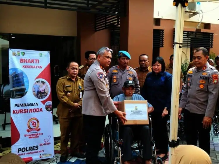 Polres Metro Tangerang Kota Bagikan Kursi Roda dan Bantuan Sosial