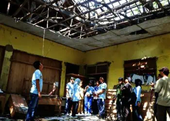 Plafon Jebol, Bupati Serang Minta Disdikbud Bangun SDN Sukamaju
