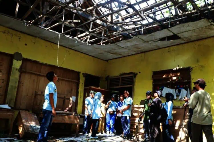 Plafon Jebol, Bupati Serang Minta Disdikbud Bangun SDN Sukamaju