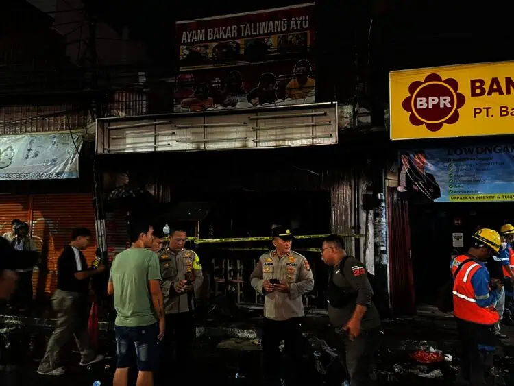 Breaking News! Rumah Makan Taliwang di Pasar Lama Terbakar