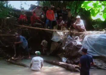 Bendungan Cibuntung Memprihatinkan, Warga Sukajadi Swadaya Memperbaiki