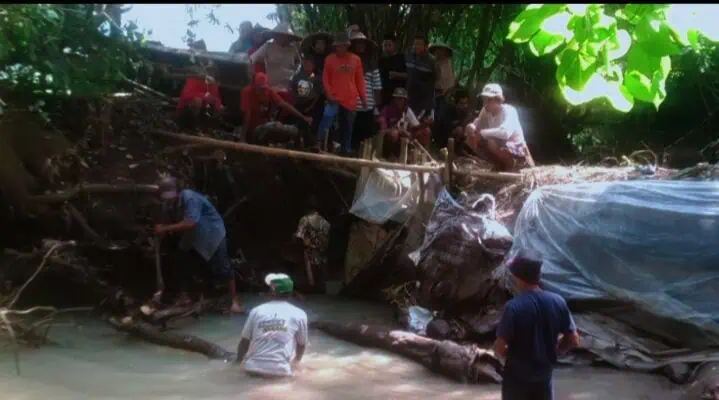 Bendungan Cibuntung Memprihatinkan, Warga Sukajadi Swadaya Memperbaiki