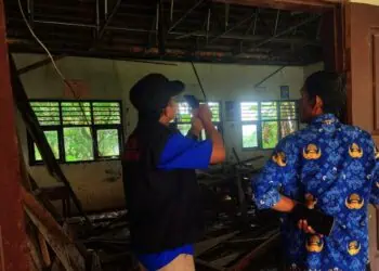 Belasan Tahun Tak Diperbaiki, Atap Ruang Kelas SDN Cikayas 3 Pandeglang Ambruk