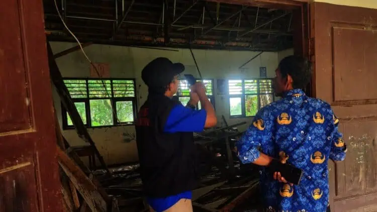 Belasan Tahun Tak Diperbaiki, Atap Ruang Kelas SDN Cikayas 3 Pandeglang Ambruk
