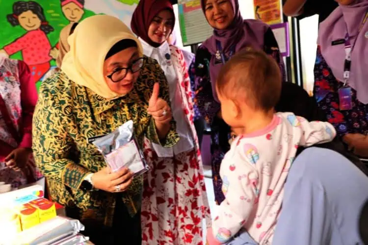 Cegah Stunting, Wabup Tangerang Serahkan Makanan Tambahan Anak
