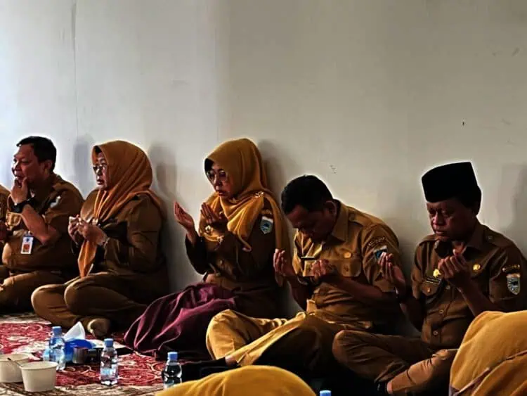 Masih Dalam Suasana Duka, Bupati Dewi Doa Bersama Dengan Seluruh Jajarannya