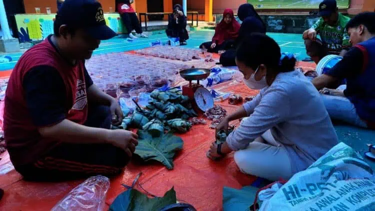Paramount Petals Gaungkan Aksi Nyata: Olah Sampah, Budidaya Maggot & Lele, hingga Kurban Ramah Lingkungan