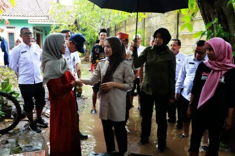 Tembus Banjir Pulo Ampel, Bupati Serang Zakiyah Pastikan Masyarakatnya Aman