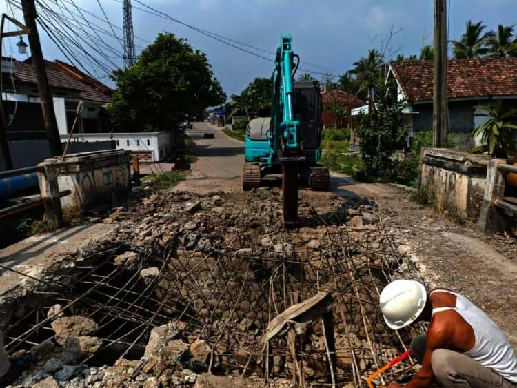 Jembatan Cikambuy Memperihatinkan, DPUPR Kabupaten Serang Lakukan Perbaikan
