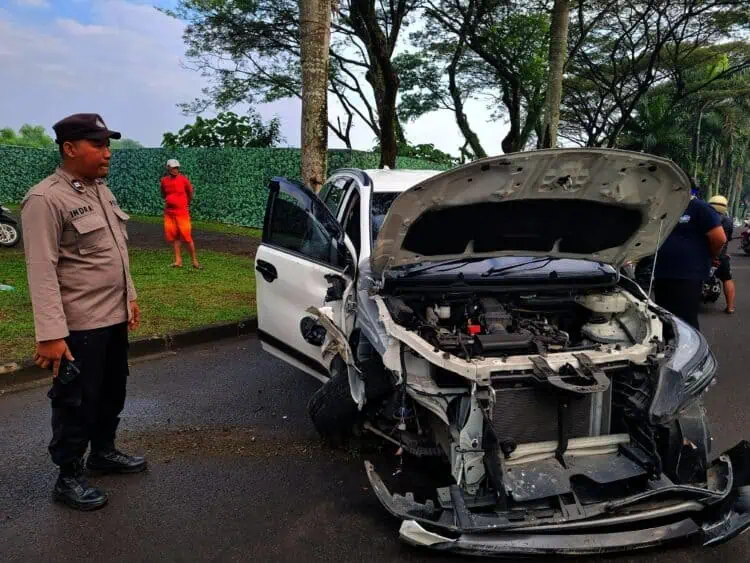 Toyota Rush Tabrak Pohon di Boulevard Citra Raya, Polisi Cepat Tangani Kejadian