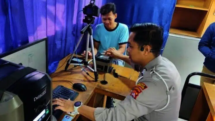 Personel Satlantas Polres Pandeglang Beri Pelayanan Perpanjangan SIM di Alun-alun