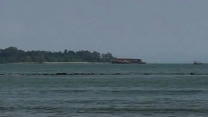 Nelayan Pandeglang Desak Bangkai Kapal Tongkang di Pulau Popole Segera Dipindahkan